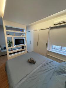 a bedroom with a bed and a flatscreen tv at Flat novo e equipado - Brasília/Sudoeste in Brasília