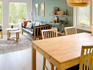 Hedensted - NordjyllandにあるHoliday Home Bævervejのリビングルーム(テーブル、椅子、ソファ付)