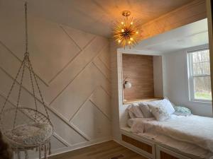 1 dormitorio con una pared con espejo y 1 cama en The Barn at Griffith Road, en Logan