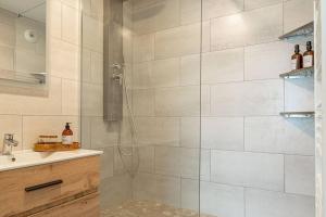 La salle de bains est pourvue d'une douche et d'un lavabo. dans l'établissement HarmonyHome_À 10 min de Paris/ Free Parking, à Montreuil