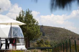 Nespecifikovaný výhled na hory nebo výhled na hory při pohledu z luxury tent