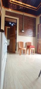 een woonkamer met 2 stoelen en een tafel bij Toraja Bungin Homestay in Rantepao