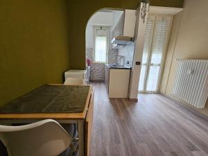eine Küche mit einem Tisch und Stühlen im Zimmer in der Unterkunft Monastir28 in Turin