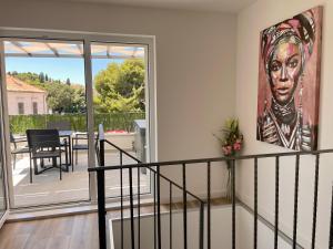 une peinture d'une femme sur un mur à côté d'un balcon dans l'établissement Jacuzzi Apartment Mickey, à Dubrovnik