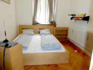 1 Schlafzimmer mit 2 Betten und einem Fenster in der Unterkunft Apartment Jakominiplatz in Graz