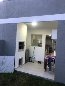 Cette chambre avec vue dispose d'une terrasse avec une table. dans l'établissement Casa em Atlântida Sul, com 2 quartos e 2 banheiros, com ar condicionado., à Xangri-lá