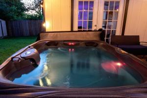 Πισίνα στο ή κοντά στο Cozy 3 bedroom with HOT TUB 2 min away from lackland