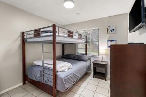 Ένα ή περισσότερα κρεβάτια σε δωμάτιο στο Cozy 3 bedroom with HOT TUB 2 min away from lackland +23 φωτογραφίες
