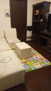 een woonkamer met een bank en een stoel op een tapijt bij Hermoso y céntrico in Cochabamba