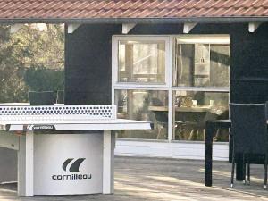 - une table de pique-nique blanche devant un bâtiment dans l'établissement 8 person holiday home in Hals, à Hals