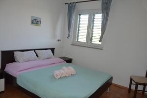Postel nebo postele na pokoji v ubytování Apartments by the sea Stara Novalja, Pag - 9396