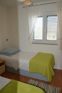 Postel nebo postele na pokoji v ubytování Apartments by the sea Stara Novalja, Pag - 9396