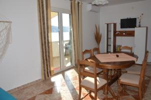 TV a/nebo společenská místnost v ubytování Apartments by the sea Stara Novalja, Pag - 9396