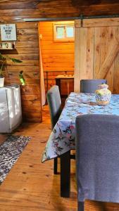 a dining room with a table and chairs in a cabin at Cabaña Los Cipreses in Tigre