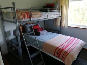 大聖科勒姆的住宿－Cosy Cottage，一间卧室配有两张双层床和一张床