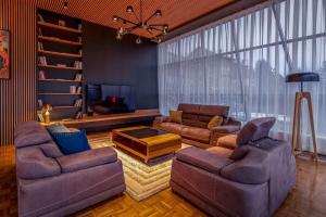 Posezení v ubytování Luxurious Villa in Prevalla + 34 fotografií