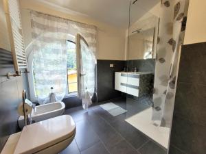 La casa di Ale في إندين جياناو: حمام مع مرحاض ومغسلة ودش