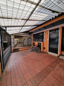 een kamer met twee motorfietsen in een gebouw bij RoBe Apartmento in Bogota