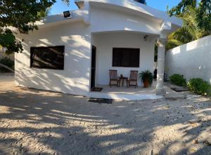 テルチャク・プエルトにあるCasa ALBU Telchac centroの白い家