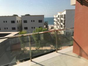 Balkon atau teras di 2Bd-Ocean View Luxury Apartment ((Aquaview)