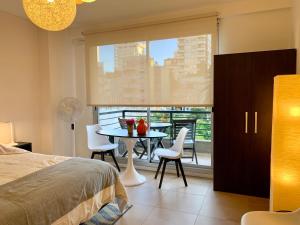 1 dormitorio con mesa, sillas y ventana en STAY @ Palermo Hollywood (Soler), en Buenos Aires