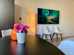 Un jarrón con flores sobre una mesa en una habitación. en STAY @ Palermo Hollywood (Soler), en Buenos Aires 42 fotos más