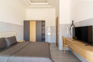 TV a/nebo společenská místnost v ubytování Serene Stay