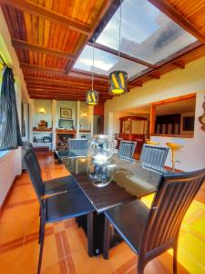 a dining room with a table and chairs at Villa Valcore in Mérida