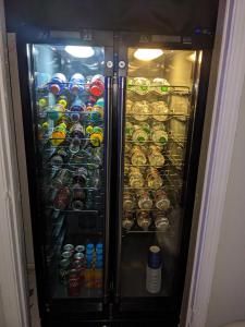 einen Kühlschrank mit vielen Getränken und Limonaden in der Unterkunft Turtle's Room in Las Vegas