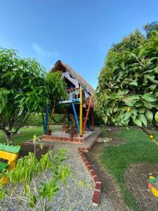 una pequeña casa con techo de paja en ECORAUDAL posada campestre, en San José del Guaviare