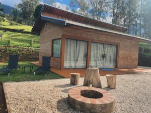 圣本图-杜萨普卡伊Chalé Magia do Serrano的前面有一个火坑的小房子