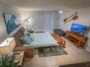 sala de estar con sofá y TV de pantalla plana en Maui Vista Vacation Condo, en Kihei