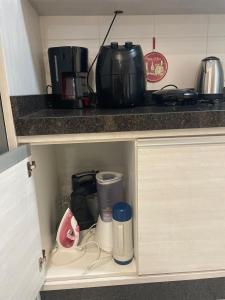 eine Küchentheke mit Kaffeemaschine und Topf in der Unterkunft Nautilus Home Club próximo ao Beto Carrero e praias in Penha + 76 Fotos