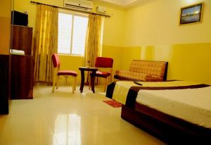 Кровать или кровати в номере Suvarna Residency