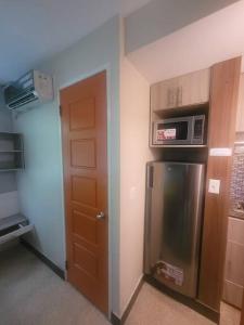 a small kitchen with a refrigerator and a microwave at R.503 Lindo y funcional apartaestudio en el centro in Panama City