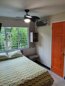 Un dormitorio con una cama y una ventana en R.503 Lindo y funcional apartaestudio en el centro, en Panamá 7 fotos más