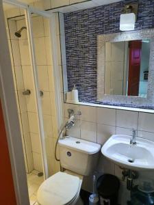 un baño con inodoro y lavabo en R.503 Lindo y funcional apartaestudio en el centro, en Panamá