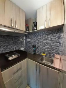 una cocina con fregadero y encimera en R.503 Lindo y funcional apartaestudio en el centro, en Panamá