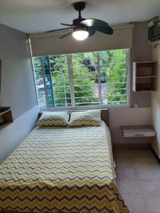 a bedroom with a bed and a large window at R.503 Lindo y funcional apartaestudio en el centro in Panama City