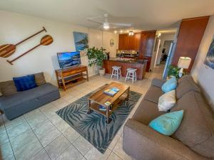 uma sala de estar com um sofá e uma mesa em Maui Vista Vacation Condo em Kihei