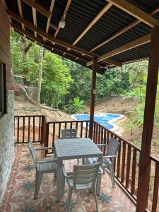 patio con tavolo e sedie su una terrazza di Cabanas El Toche a Santa Marta