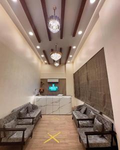 uma sala de espera com sofás e um bar em Hotel Leesha Residency em Kalyan