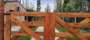 una puerta de madera frente a una casa en La infancia en Perito Moreno