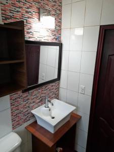 a bathroom with a white sink and a mirror at R.5-5 Lindo estudio, 2 recámaras en zona turística in Panama City