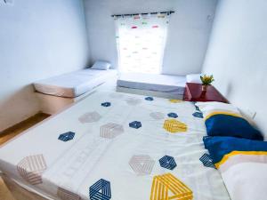 1 Schlafzimmer mit 2 Betten und einem Fenster in der Unterkunft Hotel Palmahia Moñitos in Moñitos