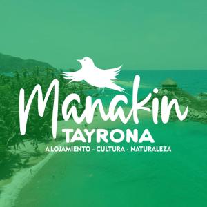 Ein weißer Vogel fliegt über den Ozean in der Unterkunft Hotel Manakin Tayrona in El Zaino