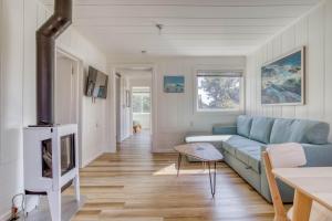 sala de estar con sofá azul y chimenea en Odyssey en Cannon Beach