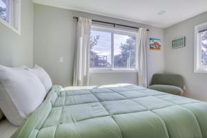 um quarto com uma cama grande e uma janela em Odyssey em Cannon Beach