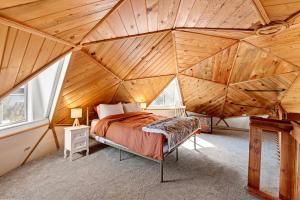1 dormitorio con 1 cama en el techo de madera en Dome Home, en La Pine