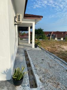 un bâtiment avec une passerelle à côté d'une maison dans l'établissement Rumah 2029, à Masjid Tanah